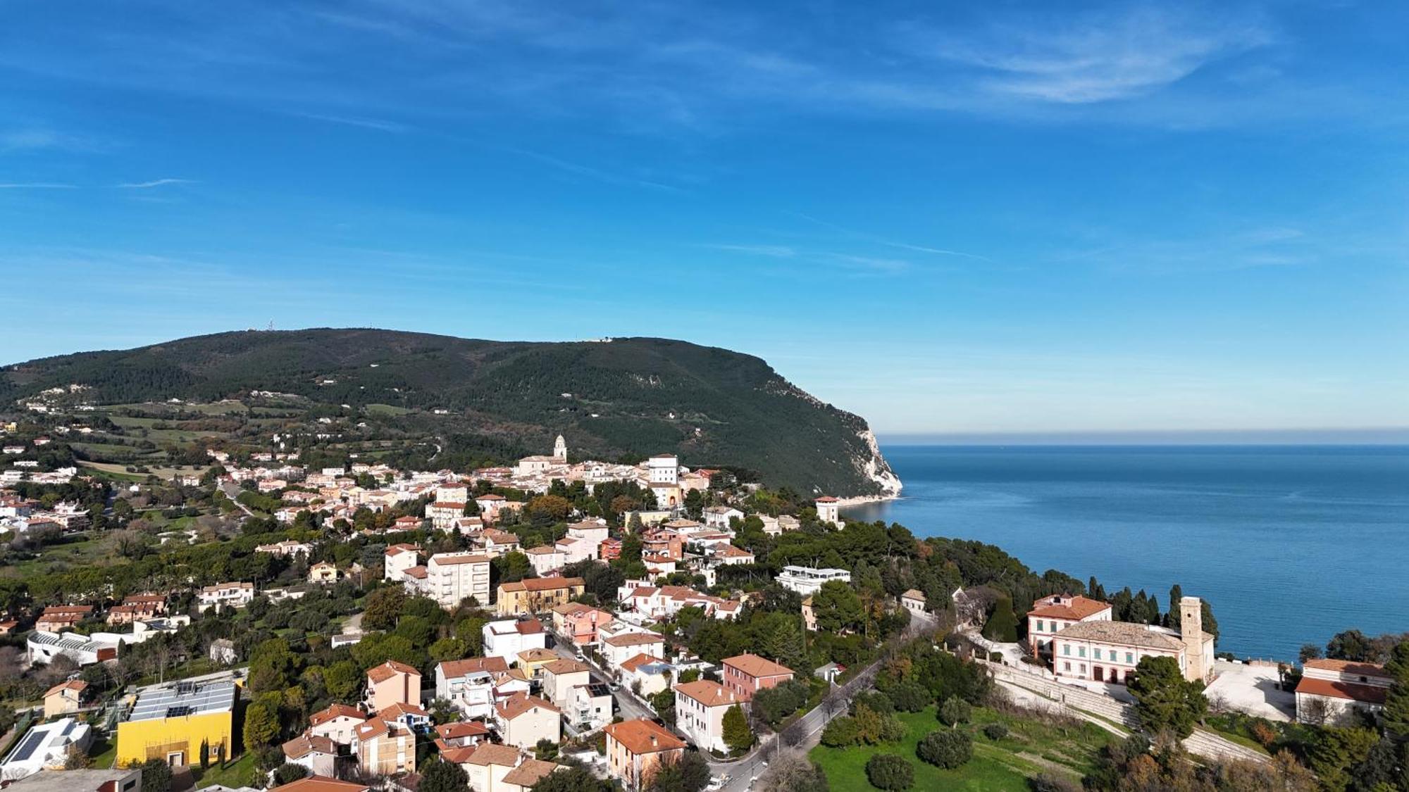 N185 - Numana, Meraviglioso Trilocale Con Terrazzo E Piscina Екстер'єр фото